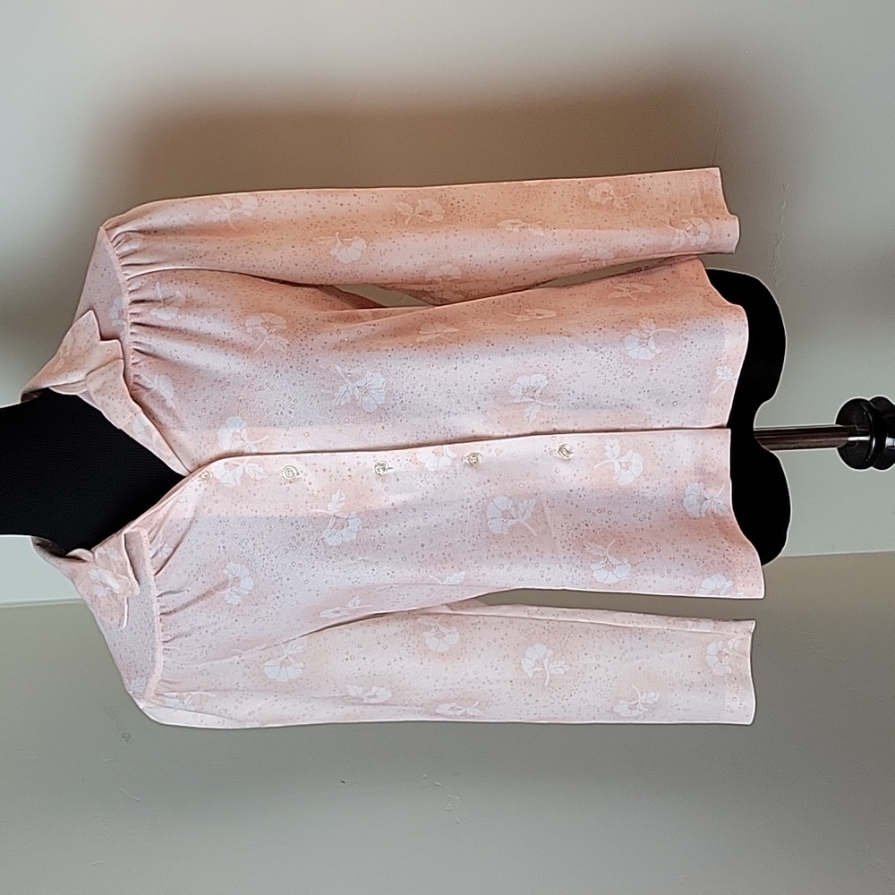 🎁 Vintage baby pink floral button down collared blouse.